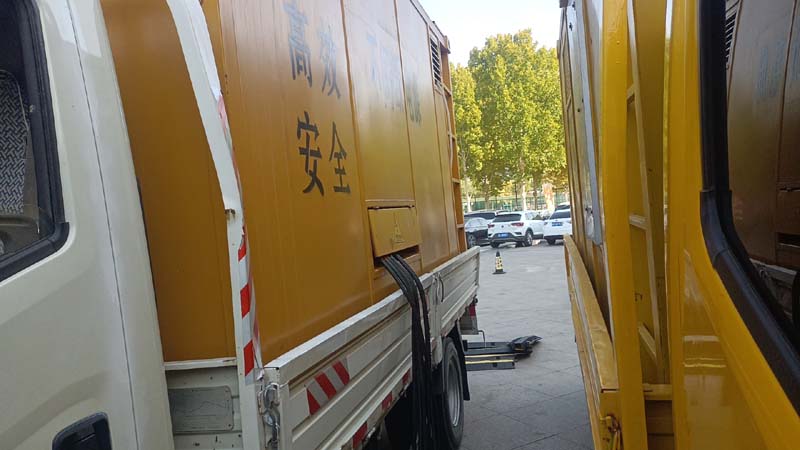 新城如何判断柴油发电机组和UPS电源的切换时间是否符合要求？