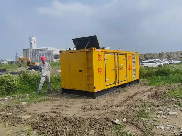 新城如何判断柴油发电机组的电瓶是否处于充满电状态？