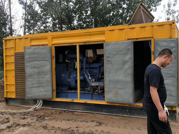 新城进行柴油发电机组电瓶容量测试时，有哪些注意事项？