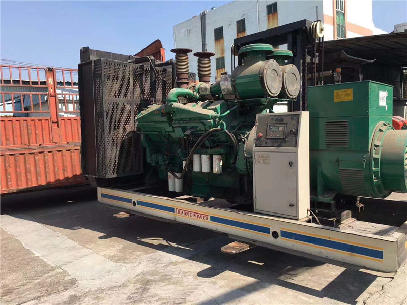 新城如何判断柴油发电机组的机油温度是否达到了合适的预热温度？